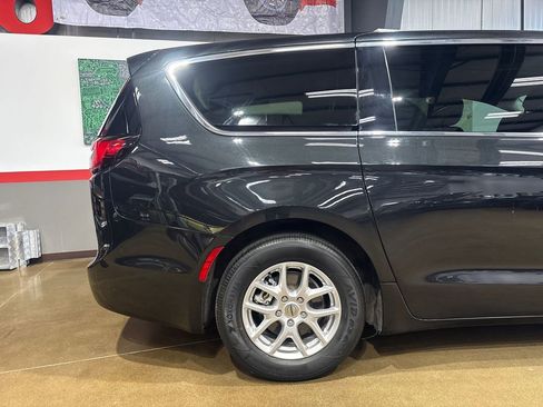 Used 2023 Chrysler Pacifica Touring-L FWD image 29