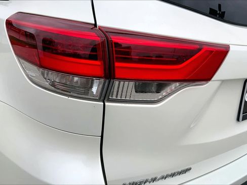 Used 2019 Toyota Highlander XLE FWD image 28