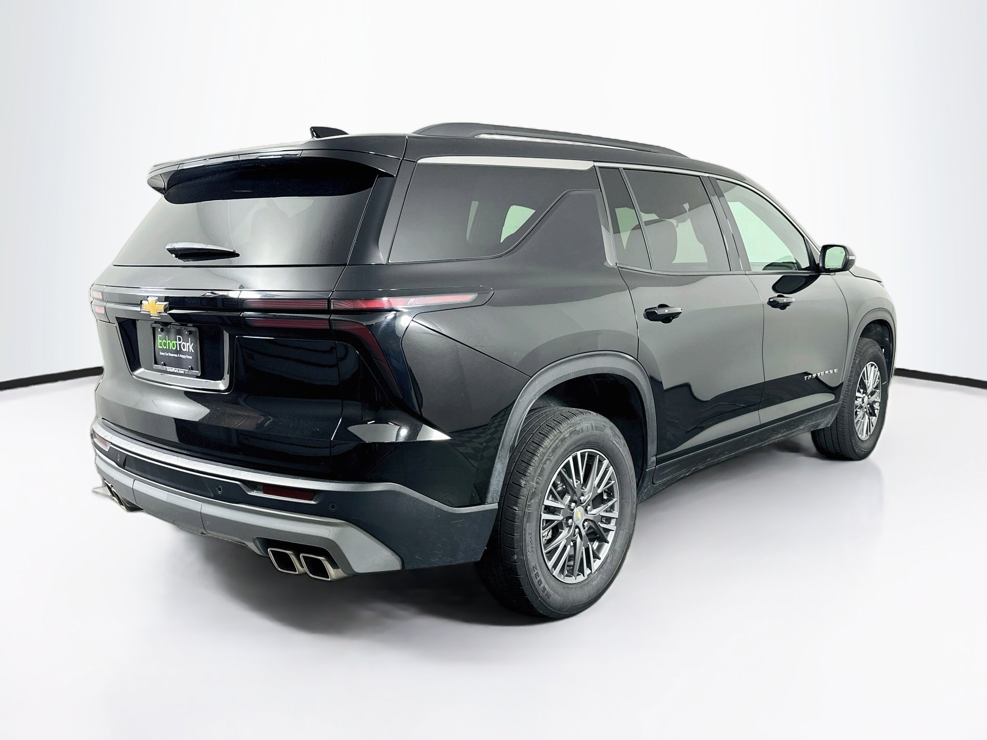 Used 2025 Chevrolet Traverse LT FWD image 9