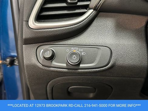 Used 2019 Chevrolet Trax LT w/ Sun & Sound Package FWD image 9