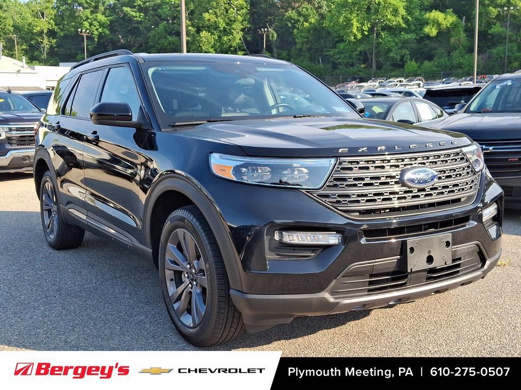 Used 2023 Ford Explorer XLT w/ Equipment Group 202A AWD/4WD image 2