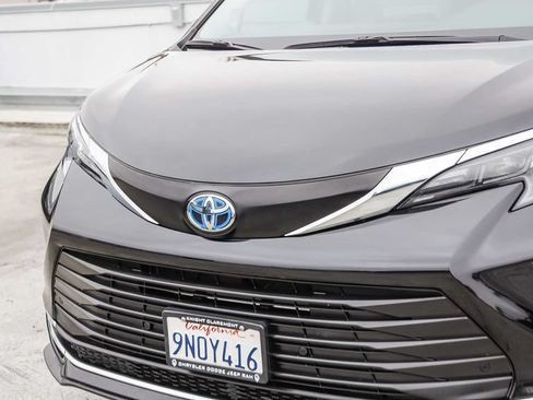 Used 2024 Toyota Sienna XLE w/ XLE Plus Package FWD image 6
