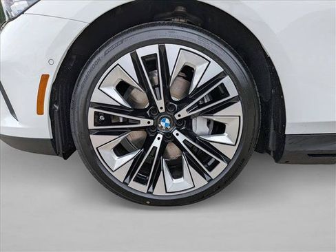 Used 2026 BMW i5 eDrive40 w/ Premium Package RWD image 10