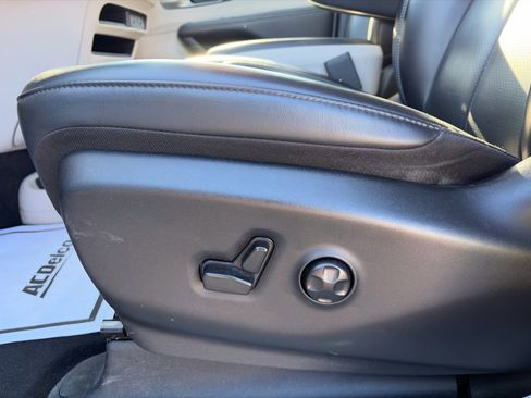 Used 2023 Chrysler Pacifica Touring-L image 14