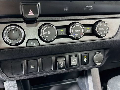 Used 2019 Toyota Tacoma TRD Off-Road AWD/4WD image 18