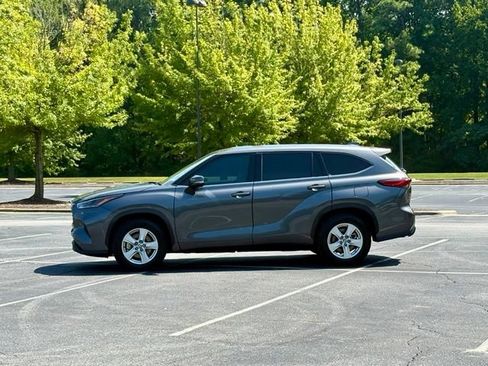 Used 2021 Toyota Highlander L FWD image 3