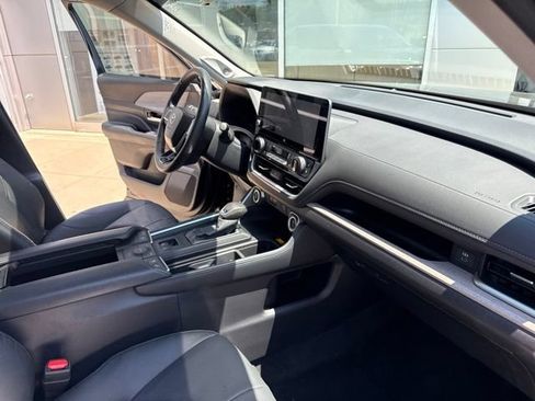 Used 2025 Toyota Grand Highlander AWD Hybrid image 32