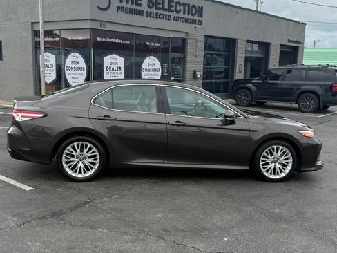 Used 2018 Toyota Camry XLE FWD image 19