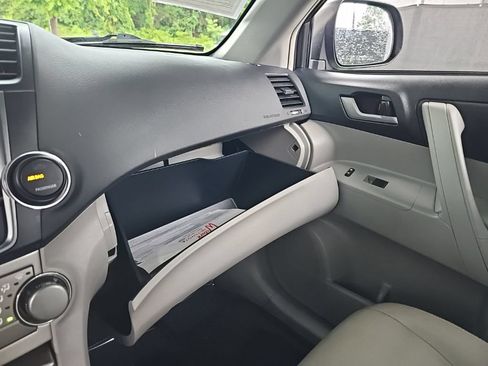 Used 2013 Toyota Highlander 4WD Hybrid image 32