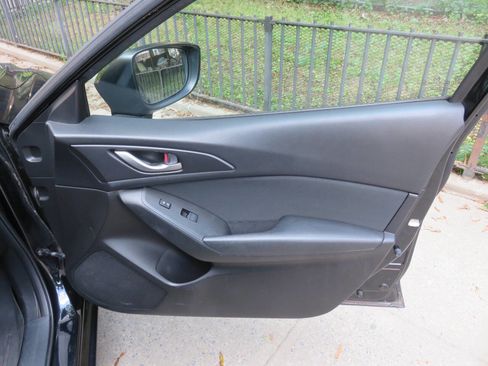 Used 2014 MAZDA MAZDA3 i SV image 23