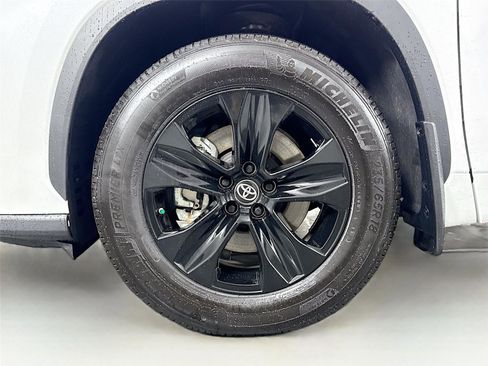 Used 2025 Toyota Highlander XLE AWD/4WD image 44