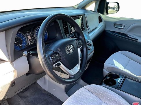 Used 2018 Toyota Sienna LE image 12