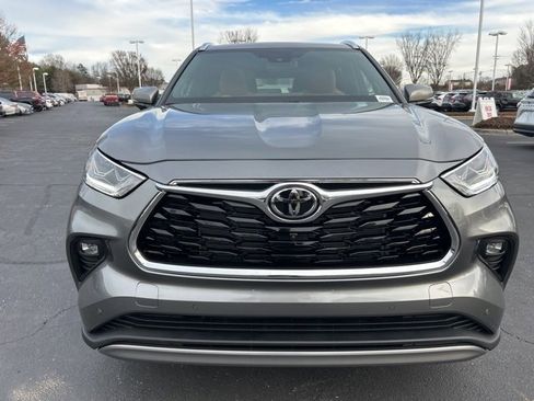 New 2026 Toyota Highlander Platinum image 2