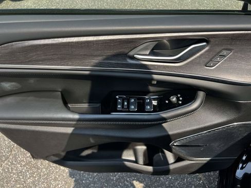 Used 2022 Jeep Grand Cherokee Overland AWD/4WD image 15
