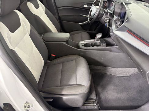 Used 2024 Chevrolet Trax RS w/ Sunroof Package FWD image 11