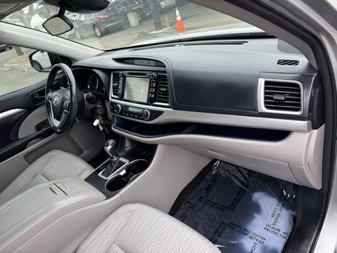 Used 2018 Toyota Highlander Plus AWD/4WD image 21