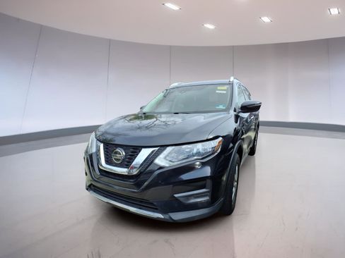 Used 2020 Nissan Rogue SV image 2