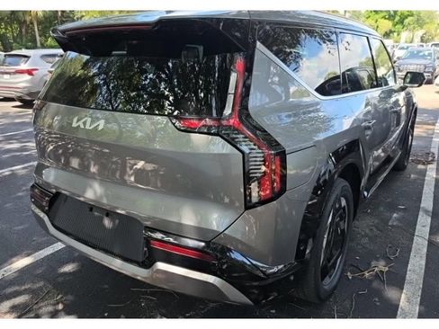 Used 2024 Kia EV9 Land AWD/4WD image 3