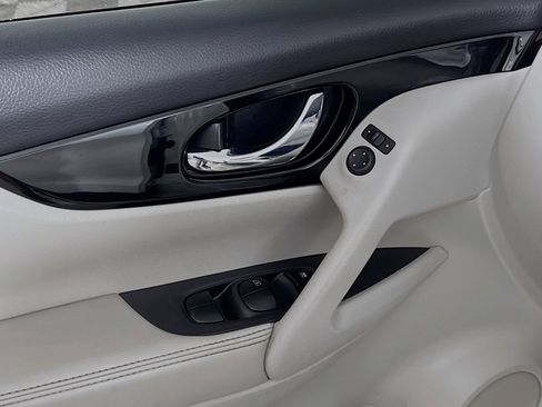 Used 2022 Nissan Rogue Sport SV image 17