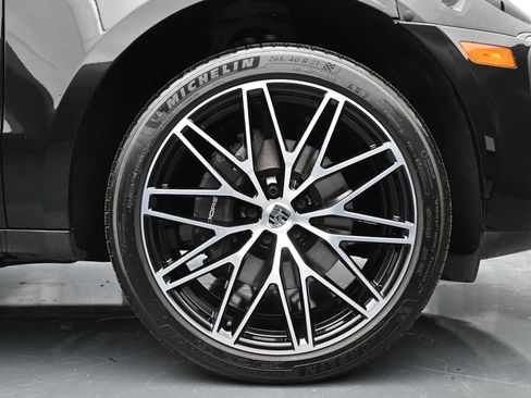 Certified 2025 Porsche Macan AWD/4WD image 25