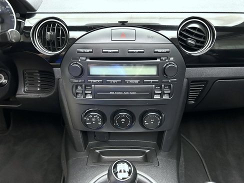 Used 2006 MAZDA MX-5 Miata RWD image 12