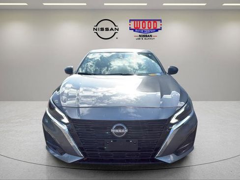 Used 2024 Nissan Altima 2.5 SV FWD image 2