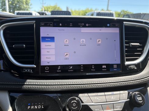 Used 2023 Chrysler Pacifica Limited FWD image 29