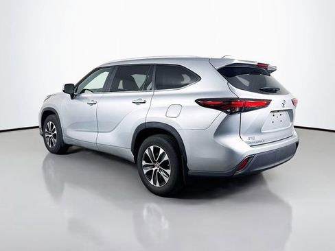 Used 2025 Toyota Highlander XLE image 4