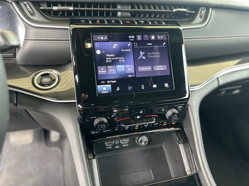 Used 2023 Jeep Grand Cherokee Altitude image 30