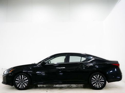 Used 2023 Nissan Altima 2.5 SV image 5