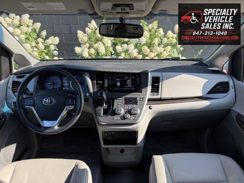 Used 2016 Toyota Sienna XLE FWD image 40