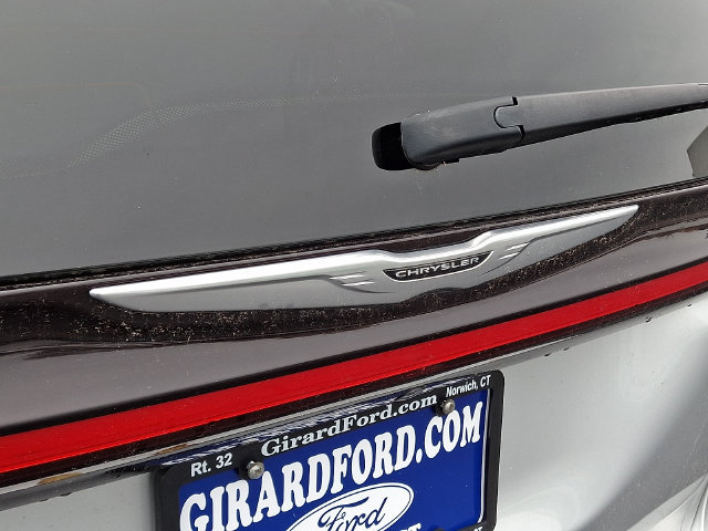 Used 2024 Chrysler Pacifica Touring-L FWD image 4