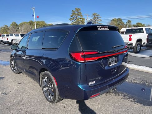 Used 2021 Chrysler Pacifica Touring-L w/ Uconnect Theater Family Group image 7