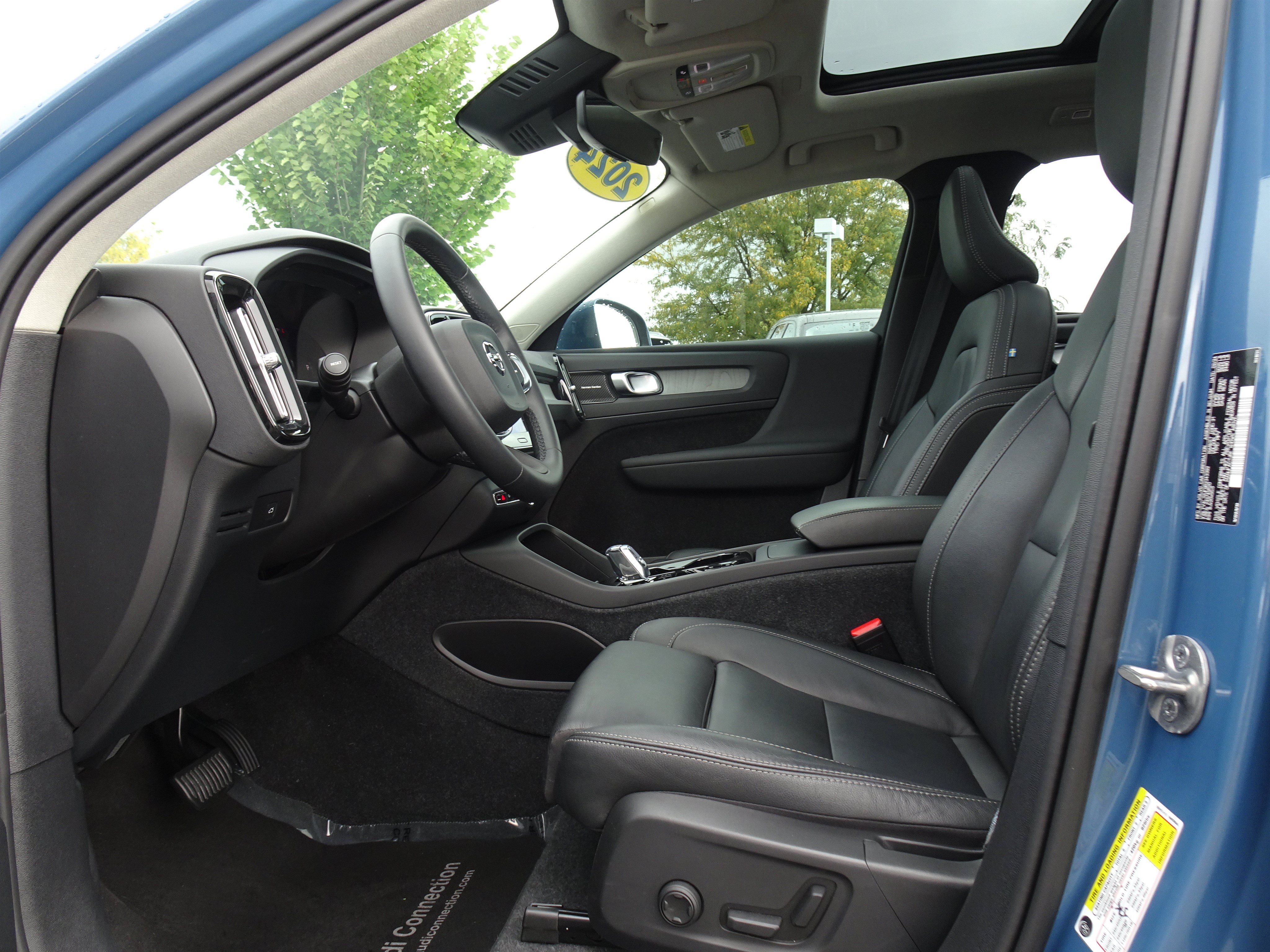 Used 2024 Volvo XC40 B5 Ultimate w/ Climate Package AWD/4WD image 9