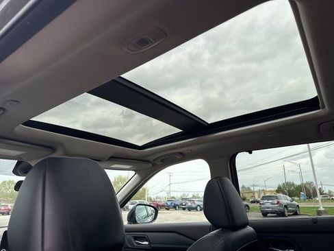 Used 2023 Nissan Rogue SV w/ SV Premium B Package image 18