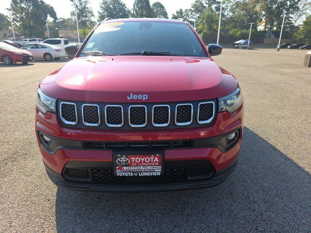 Used 2023 Jeep Compass Latitude w/ Convenience Group AWD/4WD image 2