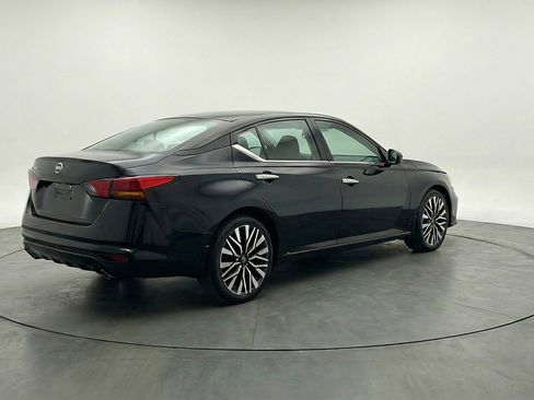 Used 2025 Nissan Altima 2.5 SV FWD image 9