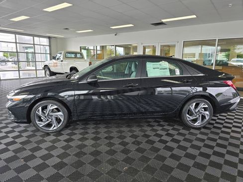 New 2026 Hyundai Elantra Limited FWD image 6