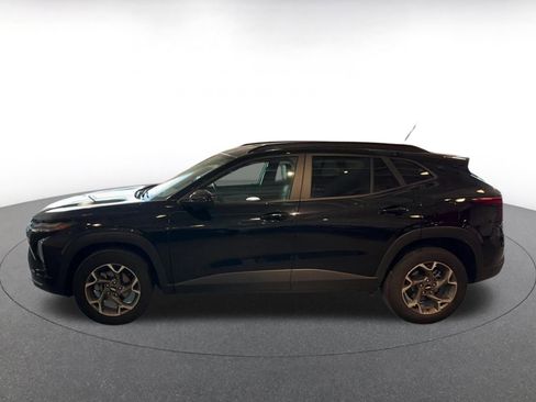 Used 2025 Chevrolet Trax LT w/ LT Convenience Package image 9