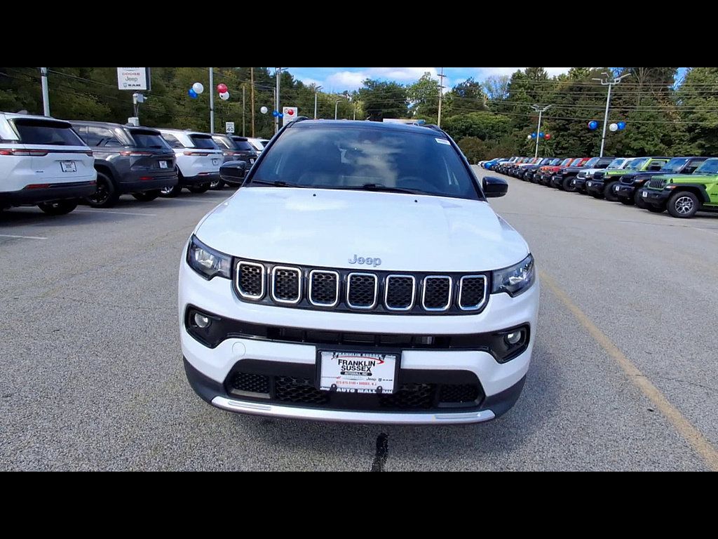 Used 2023 Jeep Compass Limited w/ Elite Group AWD/4WD image 3