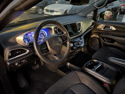 Used 2022 Chrysler Pacifica Touring image 10