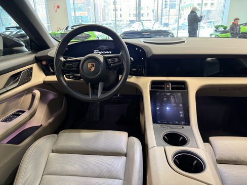 Used 2022 Porsche Taycan image 9