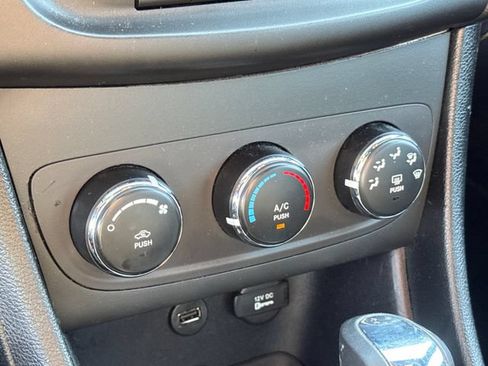 Used 2013 Dodge Avenger SE FWD image 19