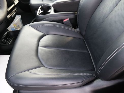 Used 2025 Chrysler Pacifica Select image 23