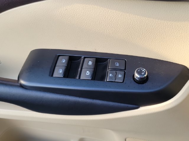 Used 2018 Toyota Highlander XLE FWD image 16