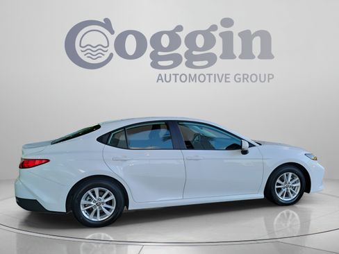 Used 2025 Toyota Camry LE FWD image 5