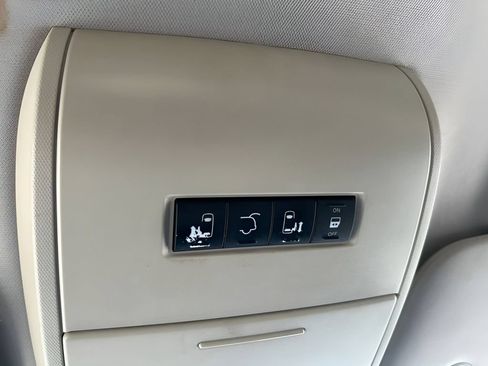 Used 2014 Chrysler Town & Country Touring-L FWD image 27