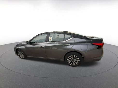 Used 2025 Nissan Altima 2.5 SV FWD image 6