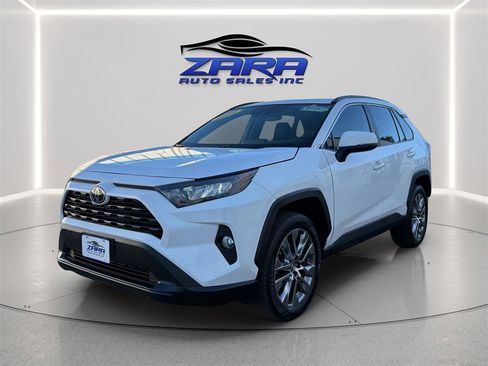 Used 2019 Toyota RAV4 XLE Premium w/ Cold Weather Package AWD/4WD image 3