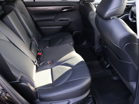 Used 2021 Toyota Highlander Limited image 14